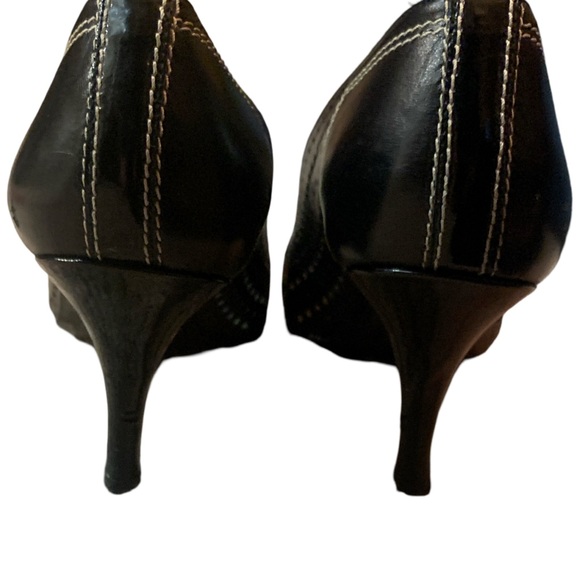 Stuart Weitzman Perforated Black Leather Pointed Toe Heel Shoe Womens Sz 8 Y2K - Picture 2 of 6